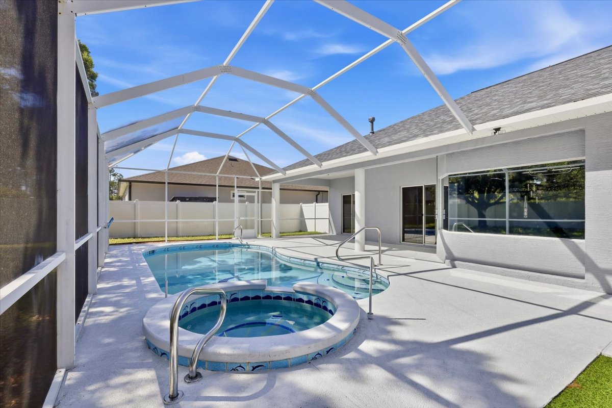 Screened pool and spa lanai — The Royal Palms House